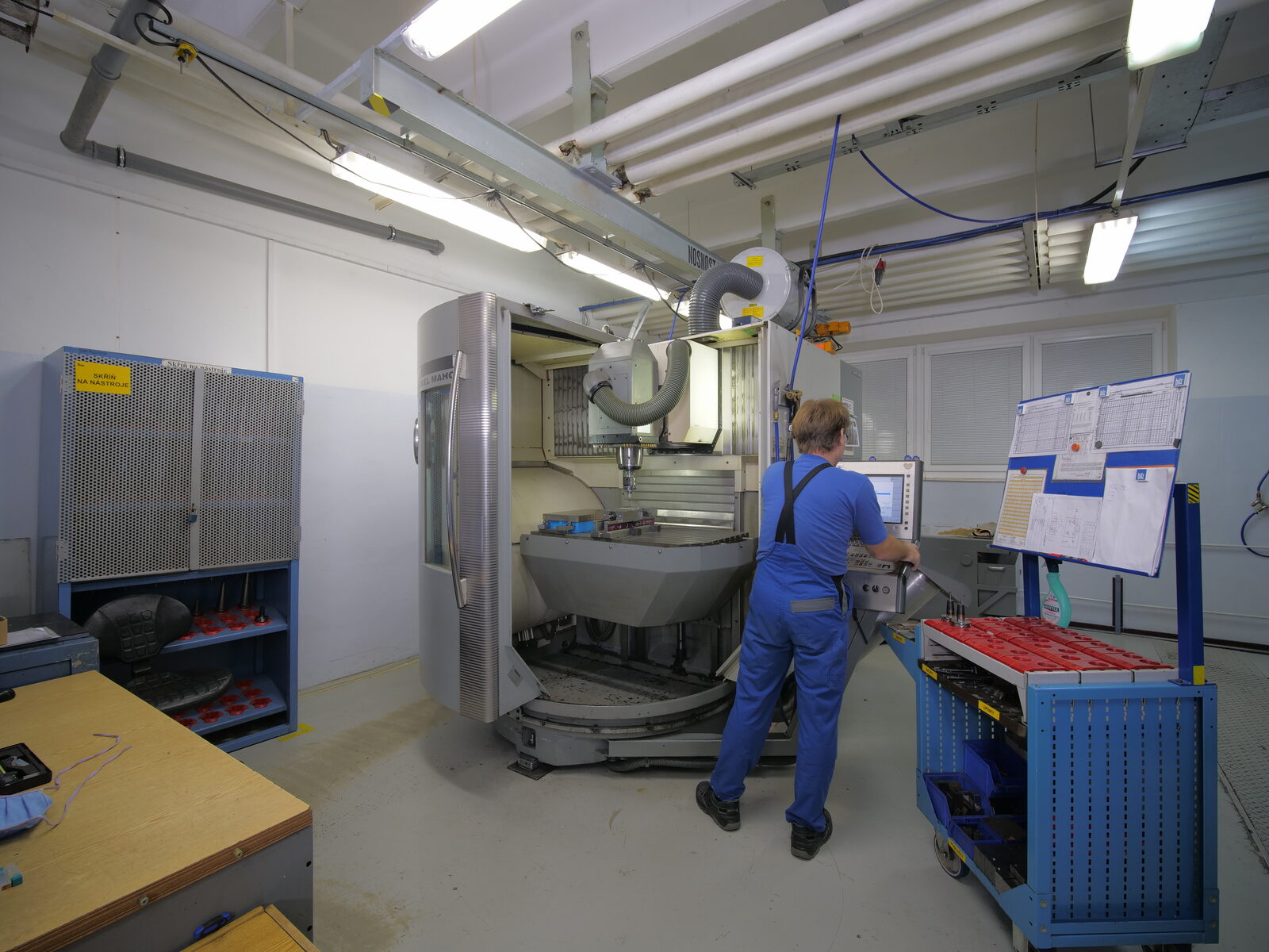 Obsluha CNC obráběcího centra v nástrojárně ROSTRA Tools